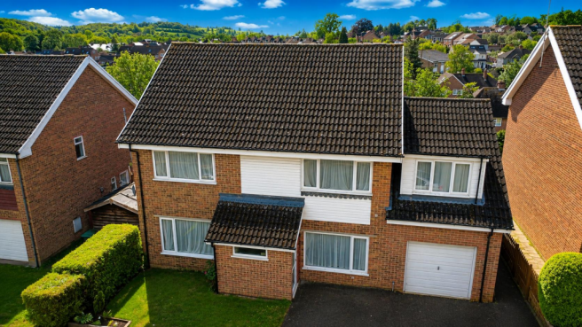 6 bed property, in Beaumayes Close, £850,000