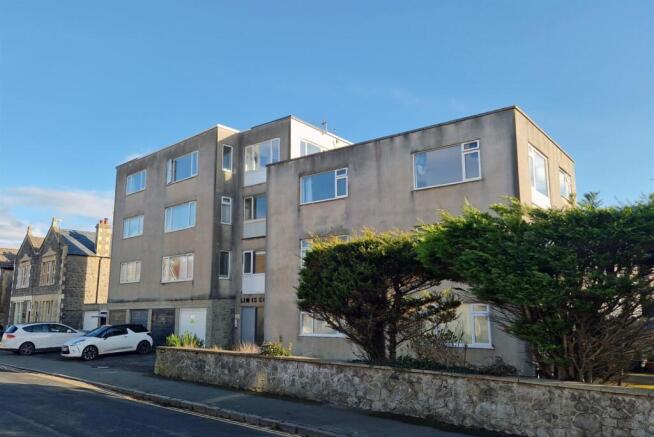 2 bed property, in Moorland Road, £95,000