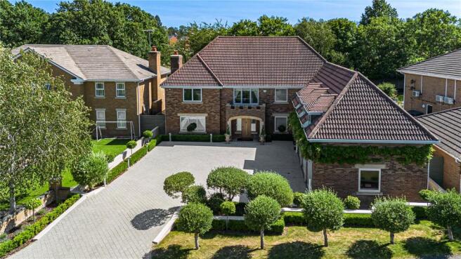 5 bed property, in Turnberry Lane, £1,375,000
