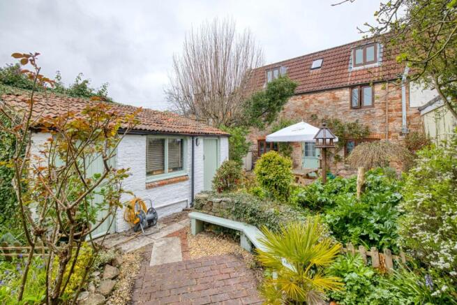 2 bed property, in Cottage - Central Wells, £350,000