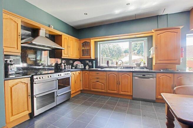 5 bed property, in Briarwood, £335,000