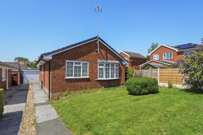 2 bed property, in Ashton Avenue, £320,000