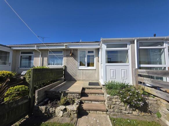 2 bed property, in Tobys Close, £150,000