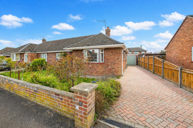 2 bed property, in Cecil Road, £200,000