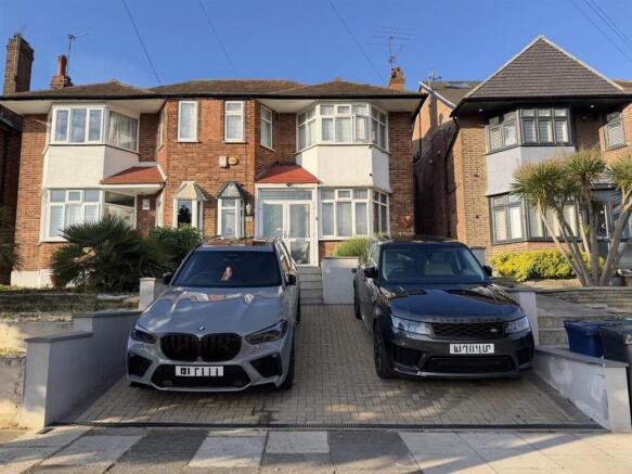 3 bed property, in Hampden Way, £780,000