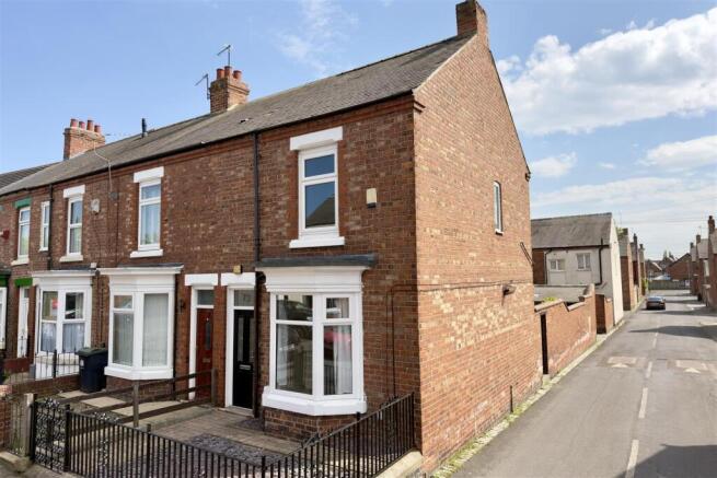 2 bed property, in Belgrave Street, £100,000