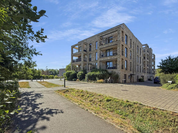 1 bed property, in Woodpecker Way, £325,000