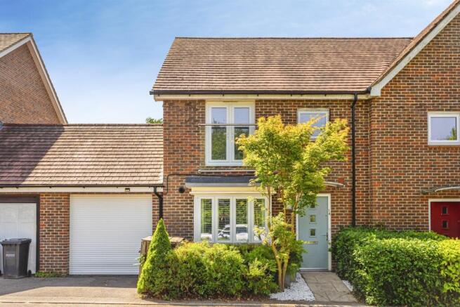 3 bed property, in Goldfinch Road, £475,000