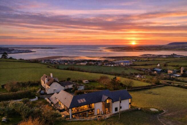 5 bed property, in Architecture & Design At Its Finest, £1,995,000