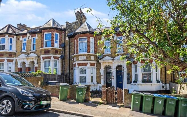 1 bed property, in Plum Lane, £165,000