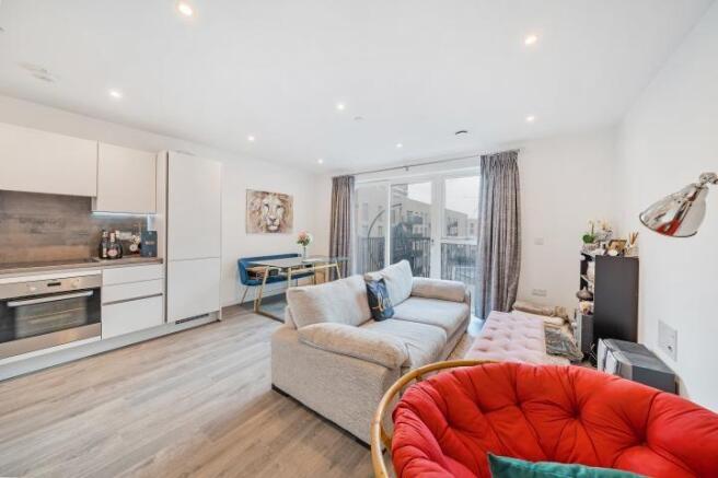 1 bed property, in Peregrine Apartments, £275,000