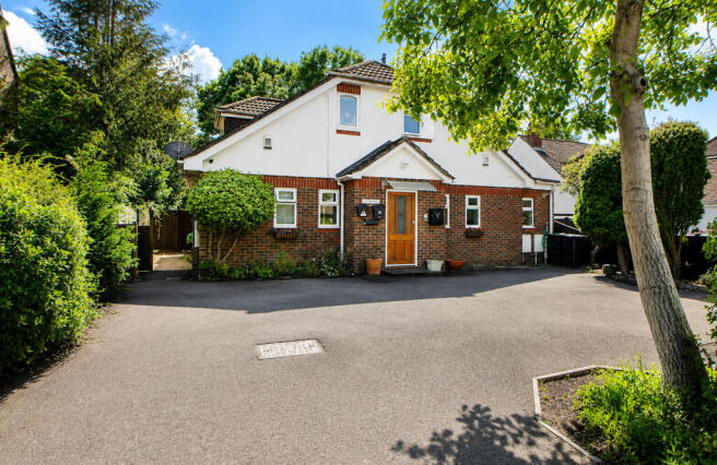 1 bed property, in Longwood Avenue, £240,000
