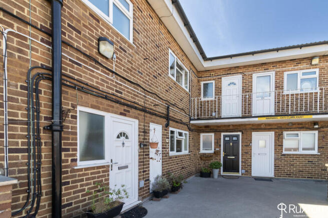 3 bed property, in Hobs Moat Road, £150,000