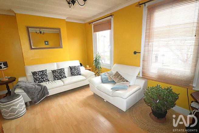 1 bed property, in Argyle Road, £300,000
