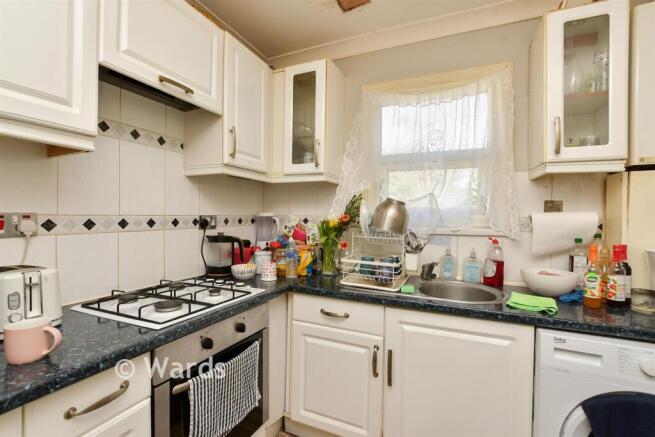 1 bed property, in High Street, £100,000