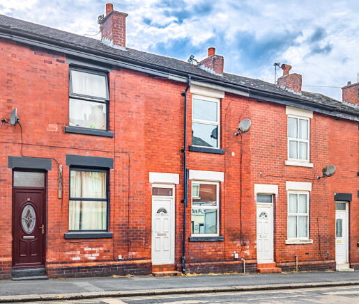 2 bed property, in Stockport Road, £140,000