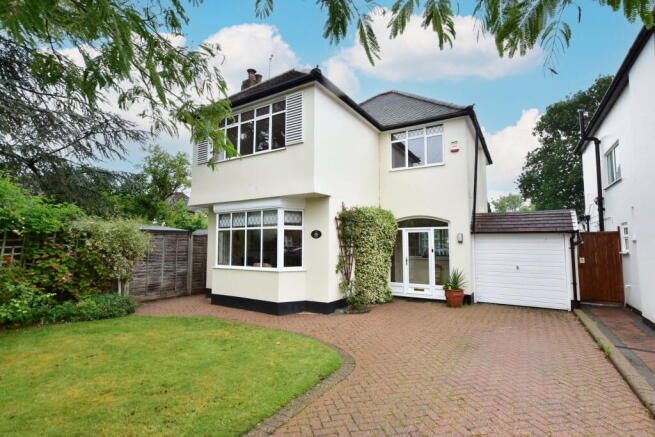 3 bed property, in Moat Drive, £949,950