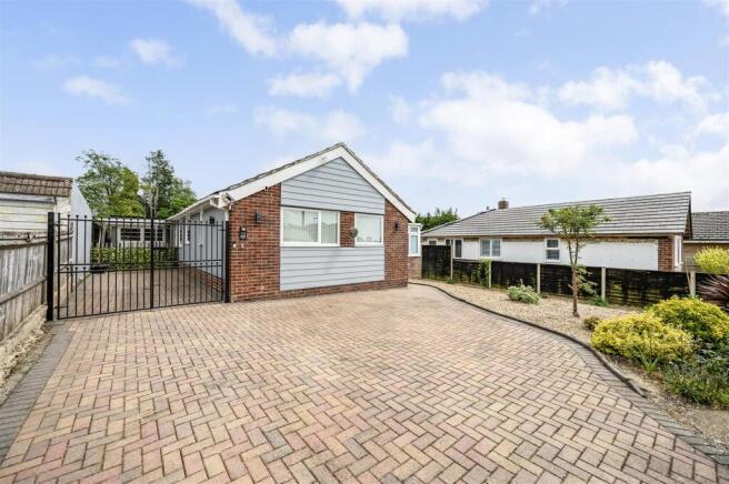 2 bed property, in Hawthorn Road, £450,000