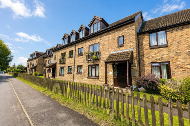 2 bed property, in Leamon Court, £100,000