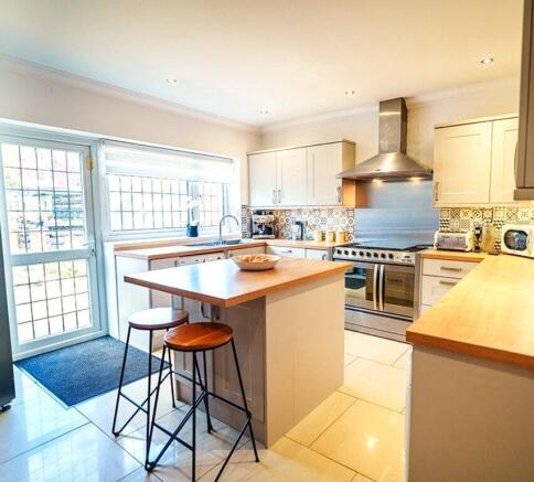 3 bed property, in Bartlow Gardens RM5, £500,000