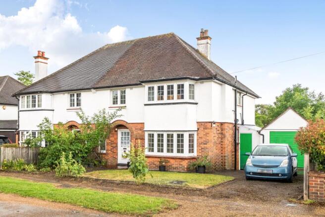 4 bed property, in Copse Edge Avenue, £900,000