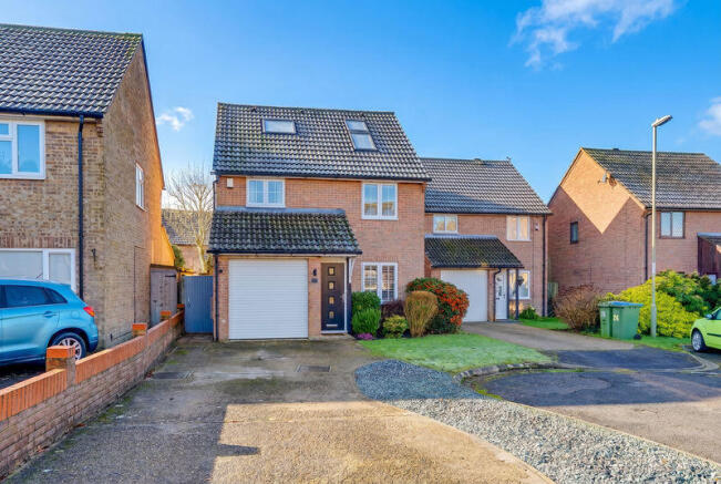 4 bed property, in Tillingbourn, £465,000