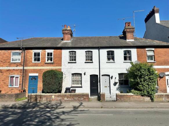 2 bed property, in Union Road, £250,000