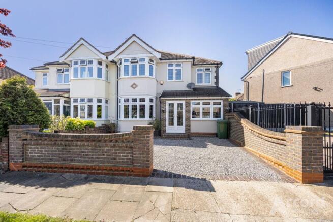 4 bed property, in Heather Glen, £600,000