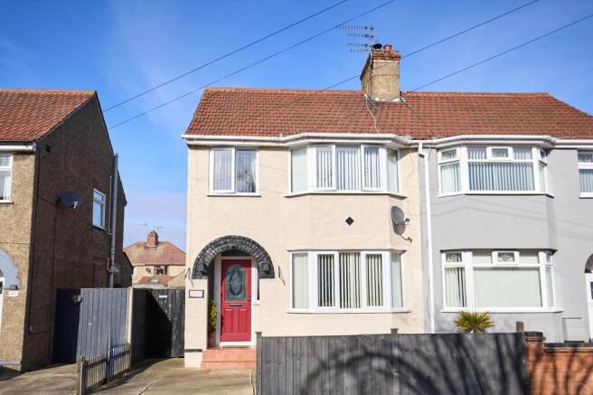 3 bed property, in Waveney Crescent, £210,000