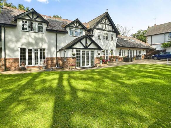 5 bed property, in Ffordd Y Berth, £625,000