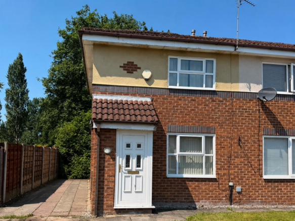 2 bed property, in Farn Avenue, £235,000