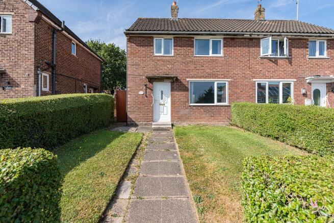2 bed property, in Alamein Drive, £140,000