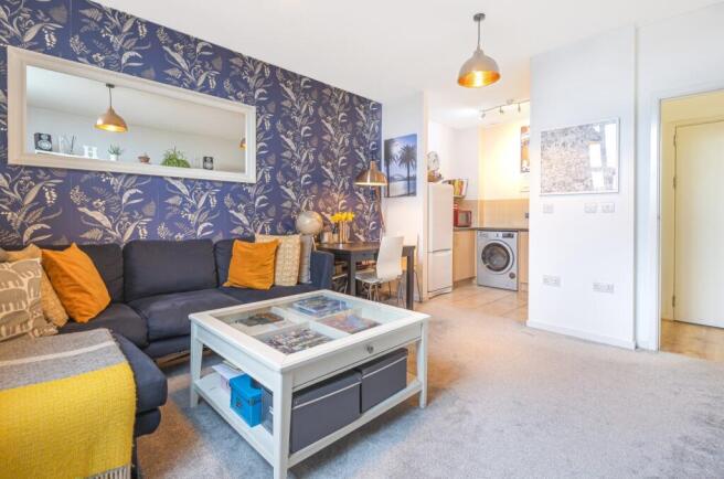1 bed property, in Bromyard Avenue, £200,000