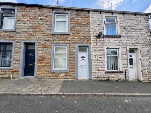 2 bed property, in Windsor Street, £60,000