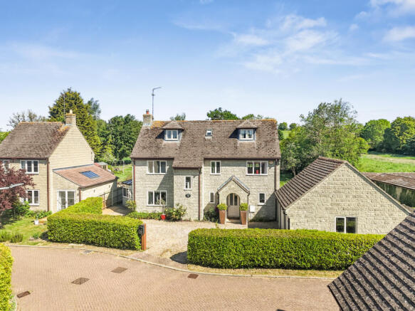 5 bed property, in Highfields, £825,000