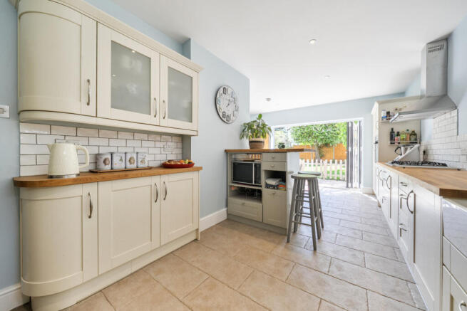 5 bed property, in Pinewood Hill, £850,000