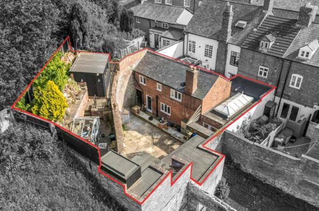 2 bed property, in St. Johns Hill, £210,000