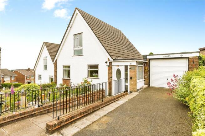 2 bed property, in Prospect Drive, £230,000