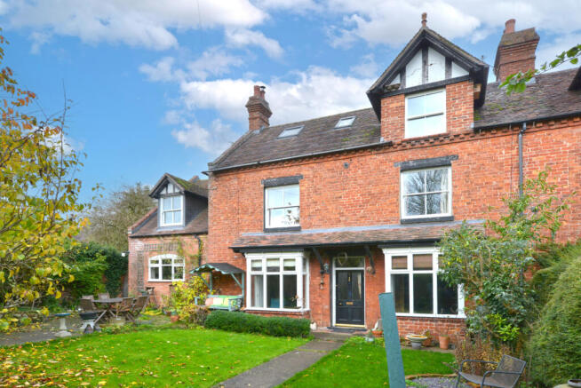 5 bed property, in Station Road, £525,000