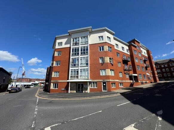 2 bed property, in Apartment 401, £90,000