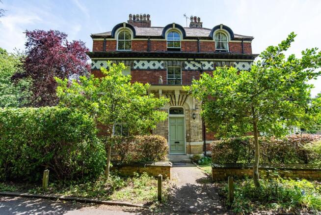 1 bed property, in Lawn Road, £130,000