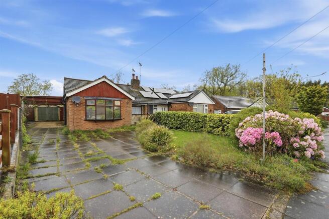 2 bed property, in Clevedon Close, £300,000