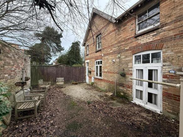 3 bed property, in Annerley Road, £325,000
