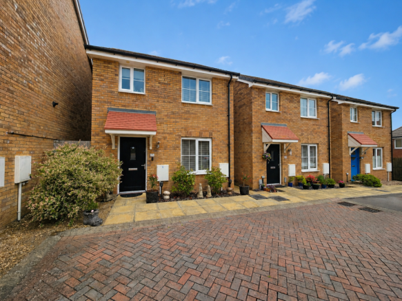 3 bed property, in Rhoose Way, £275,000