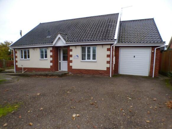 2 bed property, in Winfarthing Road, £240,000