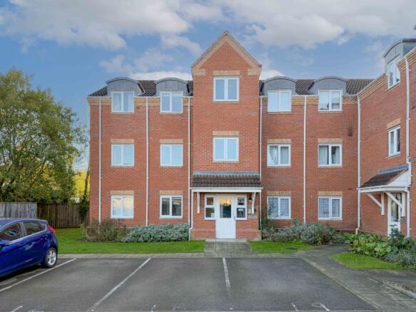2 bed property, in Ainderby Gardens, £110,000