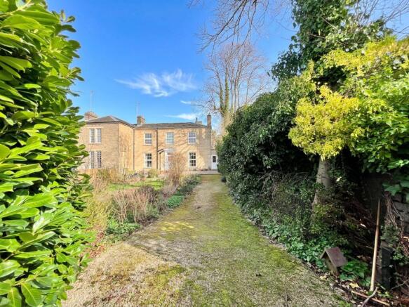 4 bed property, in Cowms Lodge, £600,000