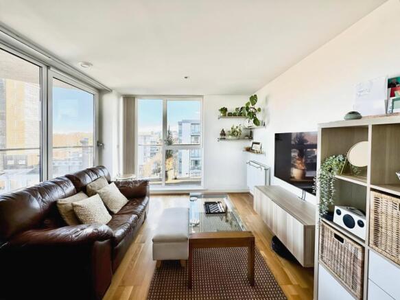 1 bed property, in Ealing Road, £350,000