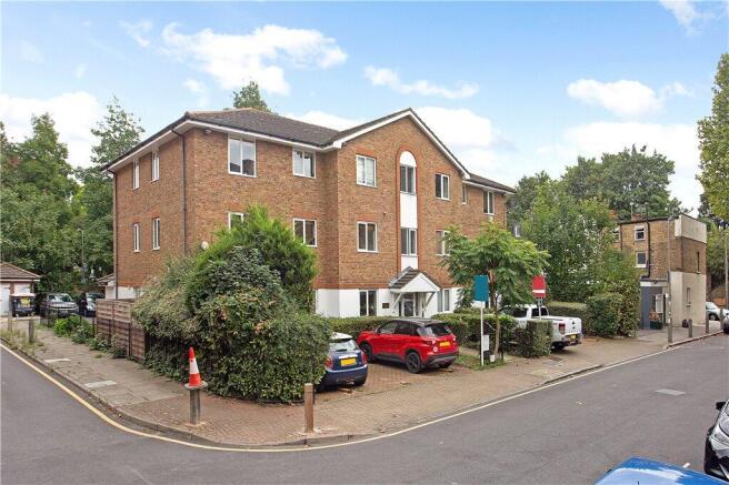 1 bed property, in Winders Road, £300,000