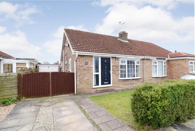 2 bed property, in Burton Fields Road, £225,000